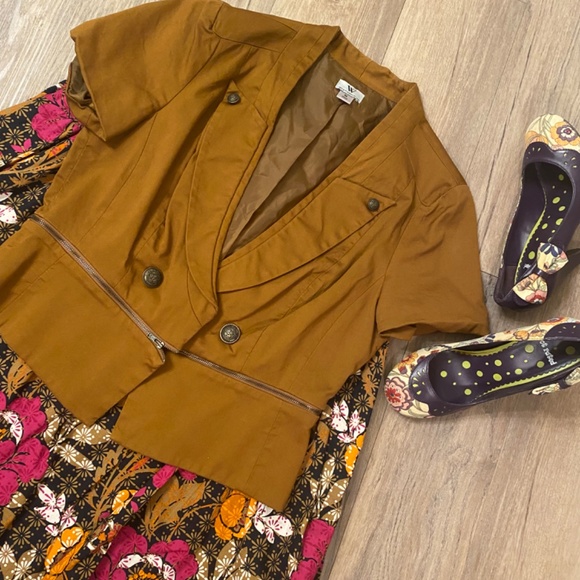 Brown Short Sleeve Women’s Jacket - Size Medium - Picture 4 of 13